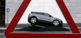 Le nouveau Rang Rover Evoque recrée des panneaux de signalisation et démontre ses capacités tout-terrain